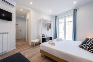 een slaapkamer met een groot wit bed en een raam bij B&B Interno12 in Follonica