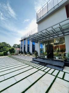 eine Fassade eines Gebäudes mit einer Terrasse in der Unterkunft Miracle Hotel and Resorts in Kozhikode