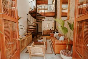 ein Wohnzimmer mit einem Sofa und einer Wendeltreppe in der Unterkunft Amarla Boutique Hotel Casco Viejo in Panama-Stadt