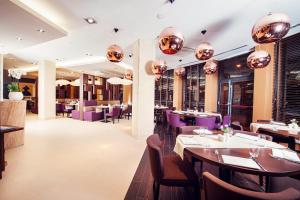 Un restaurante o sitio para comer en Hotel DeSilva Premium Opole