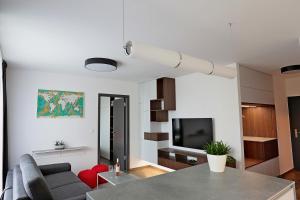 A television and/or entertainment centre at Modern apartment near the city centre URBAN