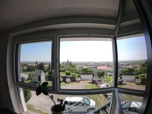 ein Fenster in einem Zimmer mit Stadtblick in der Unterkunft Ferienwohnung Pauli in Mörbisch am See