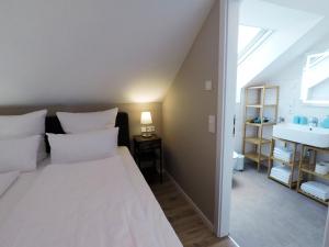 En eller flere senge i et værelse på -Neubau- 30qm Dach-Apartment