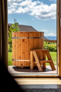 une table de pique-nique et un banc à l'extérieur d'une fenêtre dans l'établissement Tatranský Zrub, à Nová Lesná