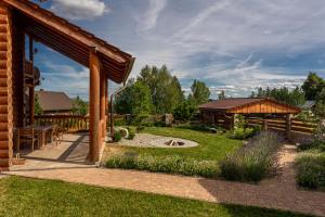 d'un jardin avec une pergola en bois et une terrasse. dans l'établissement Tatranský Zrub, à Nová Lesná