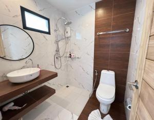 uma casa de banho com um WC, um lavatório e um chuveiro em Pearl of Samui Resort em Lamai