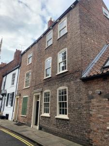 un edificio in mattoni con finestre bianche su una strada di 7 Precentor's Court a York