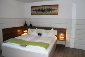 Cama ou camas em um quarto em Hotel Weidenhof