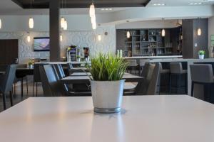 Un restaurant u otro lugar para comer en Wingate by Wyndham Dieppe Moncton