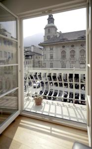 een balkon met uitzicht op een gebouw bij Ka.La Apartment in Bolzano