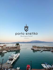 vistas a un puerto con barcos en el agua en Porto Enetiko, en Nafpaktos