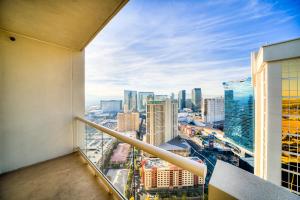 - un balcon offrant une vue sur la ville dans l'établissement Jet Luxury Elite at The Signature, à Las Vegas