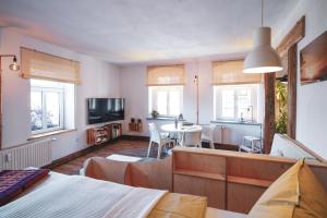 Studio Apartment zur alten Post, 48qm Individualapartment mit Blick über Zittaus Altstadt, Ferienwohnung im Altstadtkern umrandet vom Zittauer Gebirge TV 또는 엔터테인먼트 센터