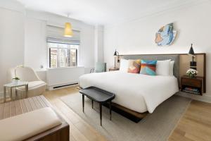 1 dormitorio con 1 cama blanca grande y 1 silla en The James New York - NoMad, en Nueva York