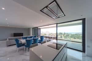 Uma área de estar em Luxury apartments with stunning sea views