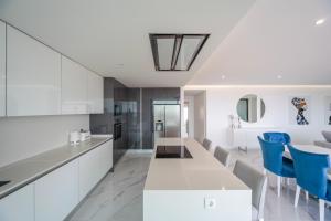 Uma área de estar em Luxury apartments with stunning sea views