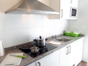 Кухня или кухненски бокс в Apartamentos Somo1