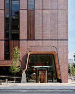 um grande edifício de tijolos com uma porta aberta em Ace Hotel Toronto em Toronto