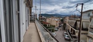 balkon z widokiem na ulicę miejską w obiekcie Σπίτι στην πόλη Άρτα κοντά στην λίμνη w Arcie