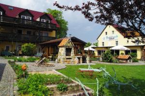 a garden in front of a building at Landhotel Heidekrug in Dohma