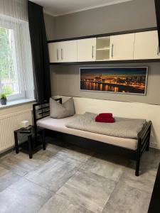 sypialnia z łóżkiem z awertsement dla w obiekcie Garni Hotel Eastside w mieście Magdeburg