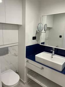 A bathroom at The best beach aparthotel Orbi city Batumi