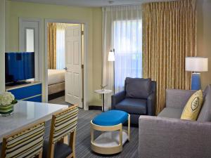 Uma área de estar em Sonesta ES Suites Cincinnati - Sharonville East