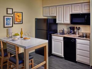 A cozinha ou cozinha compacta de Sonesta ES Suites Cincinnati - Sharonville East