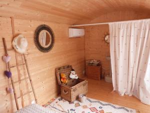 Zimmer mit einer Holzhütte und einem WC in der Unterkunft CHEZ CLAUDINE ET PASCAL in Châlons-en-Champagne