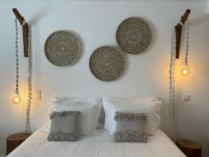 Una cama o camas en una habitación de Alojamento White Rose Boutique