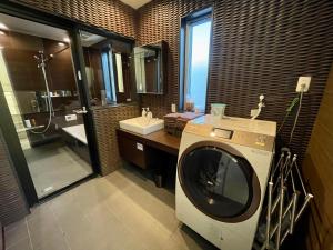 Kamar mandi di Luxury Villa Saitozaki UMIHOTARU