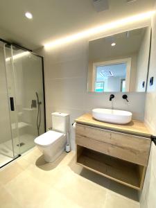 Bathroom sa Acacias Suites Apartments Salou