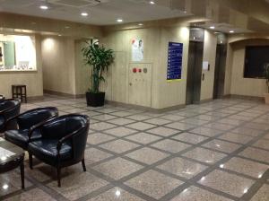 une salle d'attente avec des chaises et un panneau mural dans l'établissement Smile Hotel Nihombashi Mitsukoshimae, à Tokyo