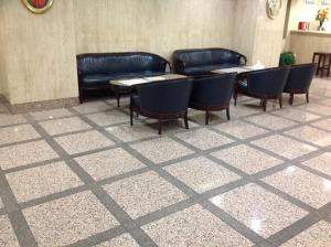 - une salle d'attente avec des tables et des chaises dans l'établissement Smile Hotel Nihombashi Mitsukoshimae, à Tokyo