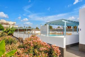 - une vue sur un complexe avec une piscine dans l'établissement Mar Azul Corralejo- Adults Only, à Corralejo