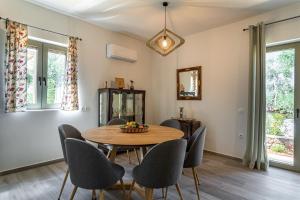 - une salle à manger avec une table et des chaises en bois dans l'établissement Mani Harmony Stone House, à Agios Nikolaos