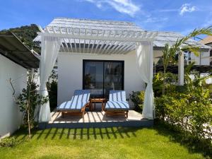 uma pérgola branca com duas cadeiras e uma mesa em Pearl of Samui Resort em Lamai