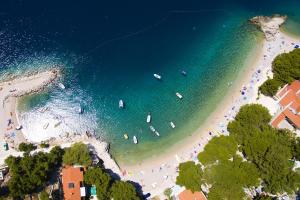 - une vue sur une plage avec des bateaux dans l'eau dans l'établissement Apartments by the sea Brela, Makarska - 6688, à Brela