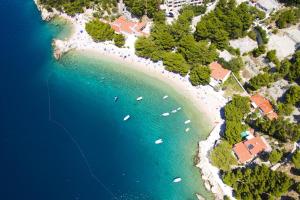 - une vue aérienne sur une plage avec des bateaux dans l'eau dans l'établissement Apartments by the sea Brela, Makarska - 6688, à Brela