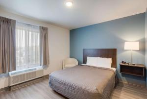 Rúm í herbergi á WoodSpring Suites Smyrna-La Vergne