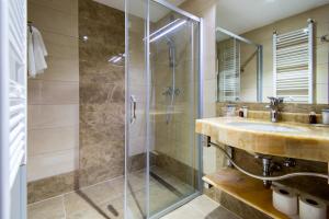 Kamar mandi di Grand Hotel Neum Wellness & Spa