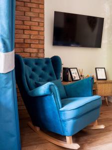 un divano blu in soggiorno con TV di Brick Castle - Apartament Ulrich a Breslavia