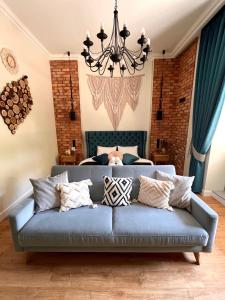 un soggiorno con divano blu e cuscini di Brick Castle - Apartament Ulrich a Breslavia