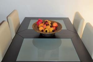 un bol de fruta sentado sobre una mesa en Litochoro apartment in Estate A1, en Litóchoron