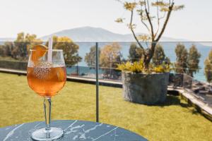 un verre de vin assis au-dessus d'une table dans l'établissement Mazarine Hotel, Vlorë, Albania, à Vlorë