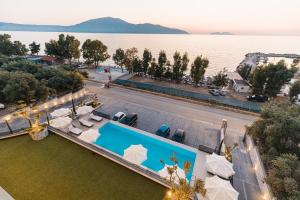 - une vue aérienne sur une villa avec vue sur l'eau dans l'établissement Mazarine Hotel, Vlorë, Albania, à Vlorë