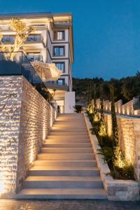 un escalier menant à un bâtiment éclairé dans l'établissement Mazarine Hotel, Vlorë, Albania, à Vlorë