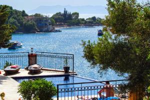 uma vista para um rio com barcos na água em Ece Hotel Sovalye Island em Fethiye