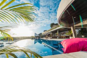 - Piscina en un complejo con almohada rosa en Sea La Vie Resort Nusa Penida, en Nusa Penida