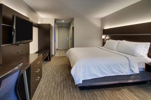 Televisyen dan/atau pusat hiburan di Holiday Inn Express Georgetown, an IHG Hotel